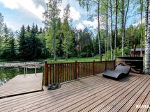 Saunasta, kesäkeittiöstä ja paljusta terassille.
