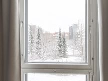 Näkymä makuuhuoneen ikkunasta yhtiön sisäpihalle. Ikkuna ilmansuunta on etelään.