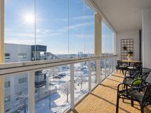 Koko huoneiston levyinen lasitettu parveke