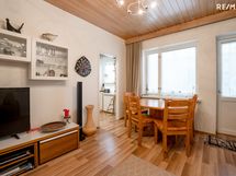 Käynti keittiöön että parvekkeelle