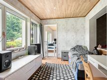 Näkymä työ/harrastehuoneesta olohuoneeseen. Vasemmalla kulku ulos terassille.