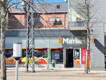 Lähikauppa sijaitsee viereisessä talossa.