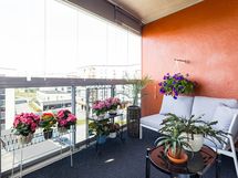 Parvekkeella myös suojaa antavat rullaverhot