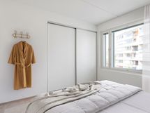 Virtuaalisesti sisustettu valokuva makuuhuoneesta 3. kerroksen vastaavasta kodista A16