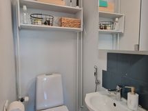 Erillinen wc pääoven vieressä