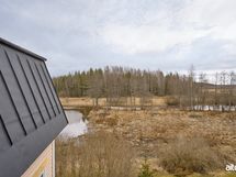 Parvekkeelta jokimaisema.