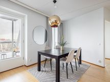 Tilaan mahtuu reilusti isompi ruokapöytä