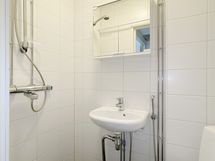 Kompakti mutta toimiva kylpyhuone. Pyykinpesu onnistuu vaivatta yhtiön pesutuvassa.