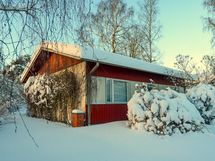 Hyvä sijainti Hirsimäessä, lyhyt matka keskustan palveluihin: mm. päiväkoti, alakoulu ja ruokakauppa.