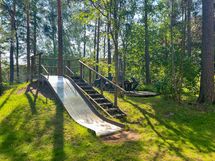 Näkymä piha-alueelta.