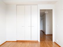 Makuuhuoneessa kiinteät kaapit.