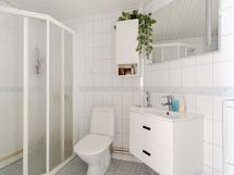 Tilava kylpyhuone.