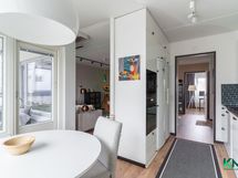 Keittiöstä käynti lasitetulle parvekkeelle