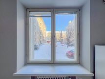 Asunnosta on näkymät sisäpihalle, koillisen suuntaan.