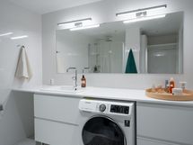 Tilava erillinen pesu- ja kodinhoitohuone