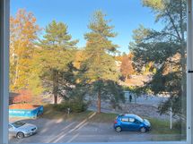 Läpitalon asunnosta on avarat näkymät itään ja lännen suuntaan.