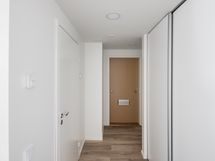Eteisestä löytyy liukuovelliset kaapit ulkovaatteille sekä kulku wc-tilaan