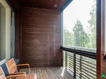 Yläkerran lasitettu parveke