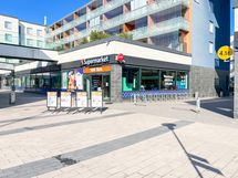 Lähipalvelut ja metroasema ovat vain lyhyen kävelymatkan päässä asunnolta.