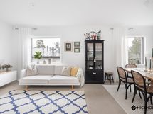 Korkea huonekorkeus tuo tilaan lisää valoa ja avaruutta.