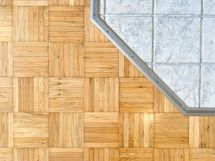 Olohuoneen ja makuuhuoneen lattia on parkettia, keittiössä ja eteisessä on käytännöllinen laatta.