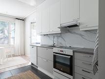 Keittiössä hyvät säilytys- ja työtilat.