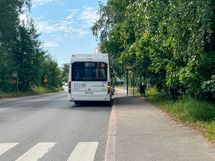 Bussit kulkevat aivan talon vierestä.