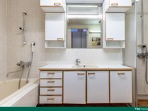 Yläkerran kylpyhuone