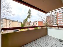 Olohuoneesta kulku viihtyisälle parvekkeelle, näkymät länteen.