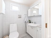 alakerran erillinen wc