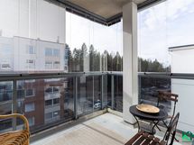 Keittiön lasitettu parveke.