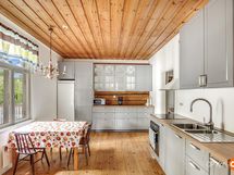 Päärakennuksen keittiö (keittiremontoitu 2025)