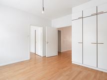 Olohuoneesta käynti makuuhuoneesen 1