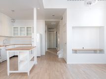 Keittiöstä katse eteiseen