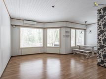 Olohuoneessa ilmalämpöpumppu