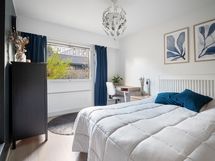 1/2 makuuhuone. Tämän makuuhuoneen yhteydessä tilava vaatehuone.