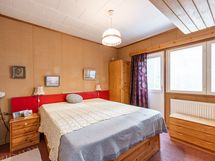 Makuuhuone 1, käynti parvekkeelle.