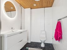 Erillinen wc helpottaa arkea.