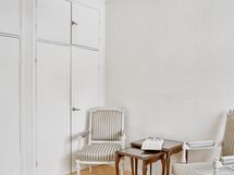 Alakerran makuuhuone.