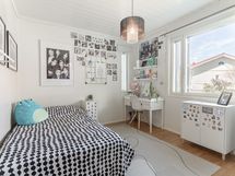 Sisääntulon suunnasta oikealla oleva ensimmäinen makuuhuone
