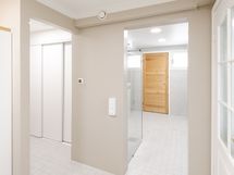 1.krs Näkymä kodinhoitohuoneesta kylpyhuoneeseen