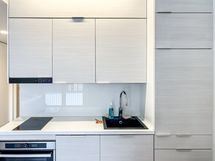 Avokeittiössä on kodinkoneet integroituna, myös astianpesukone.