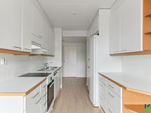 Keittiössä on paljon kaappitilaa ja hyvät työskentelytilat