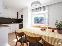 Keittiö uusittu, tilaa ruokapöydälle.