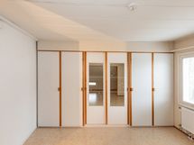 Yläkerran isompi makuuhuone