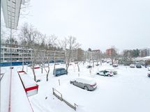 Toisen kerroksen parvekkeelta on näkymät parkkipaikan suuntaan itään.