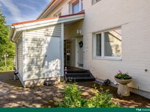 Varasto löytyy sisäänkäynnin vierestä
