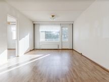 Olohuone eteisen suunnasta