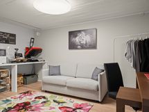 Alakerran makuuhuone/työhuone