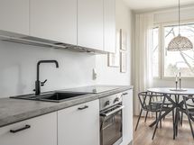 Ruokailutila on keittiön välittömässä läheisyydessä.